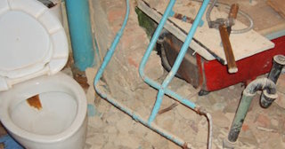 Профессиональный демонтаж перегородки ванной и туалета в Кольчугино - от 576 рублей
